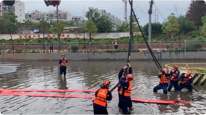 麒麟?yún)^(qū)遭暴雨突襲|部分道路積水嚴(yán)重，消防緊急排澇解憂